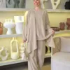 Butterfly Set Céléria beige, ensemble femme modeste haut asymétrique manches papillon et pantalon large, en marche