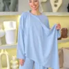 Butterfly Set Céléria bleu ciel, ensemble femme modeste haut asymétrique manches papillon et pantalon large, en plan rapproché