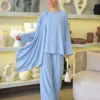 Butterfly Set Céléria bleu ciel, ensemble femme modeste haut asymétrique manches papillon et pantalon large, en marche