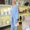 Butterfly Set Céléria bleu ciel, ensemble femme modeste haut asymétrique manches papillon et pantalon large, de trois-quarts