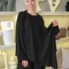 Butterfly Set Céléria noir, ensemble femme modeste haut asymétrique manches papillon et pantalon large, en plan rapproché