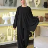 Butterfly Set Céléria noir, ensemble femme modeste haut asymétrique manches papillon et pantalon large, en marche