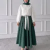Button Chemise blanche portée avec une jupe longue verte (jupe non incluse)