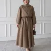 Button Chemise moka portée avec une jupe longue (jupe non incluse)