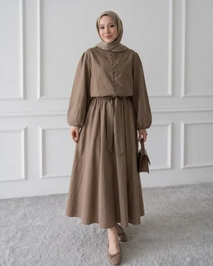 Button Chemise moka portée avec une jupe longue (jupe non incluse)