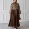 Button Chemise moka portée avec une jupe longue marron (jupe non incluse)