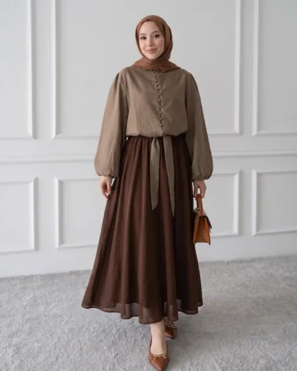 Button Chemise moka portée avec une jupe longue marron (jupe non incluse)