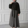 Button Chemise noire portée avec une jupe longue grise (jupe non incluse)