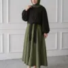 Button Chemise noire portée avec une jupe longue olive (jupe non incluse)