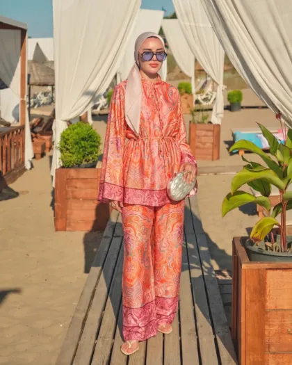 Capri Set Céléria orange, ensemble femme modeste en satin imprimé cachemire, tunique manches évasées et pantalon large, en pied