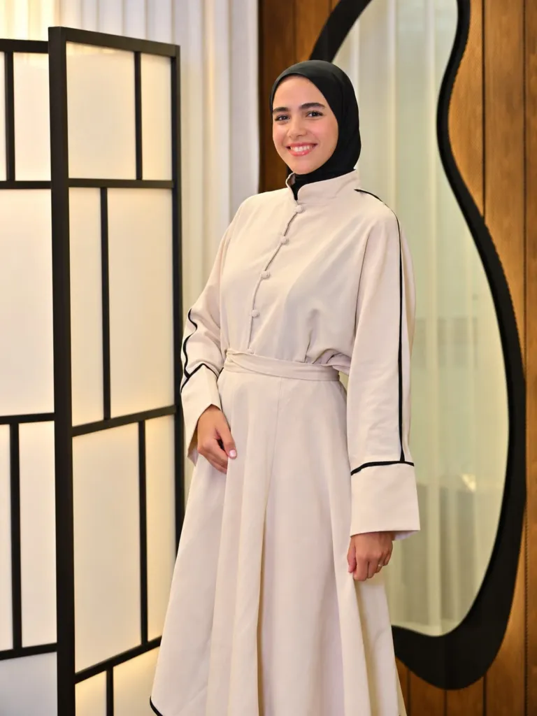 Femme voilée portant l'ensemble Élise crème