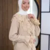 Classy Dentel beige – chemise à col jabot en dentelle, portée avec hijab