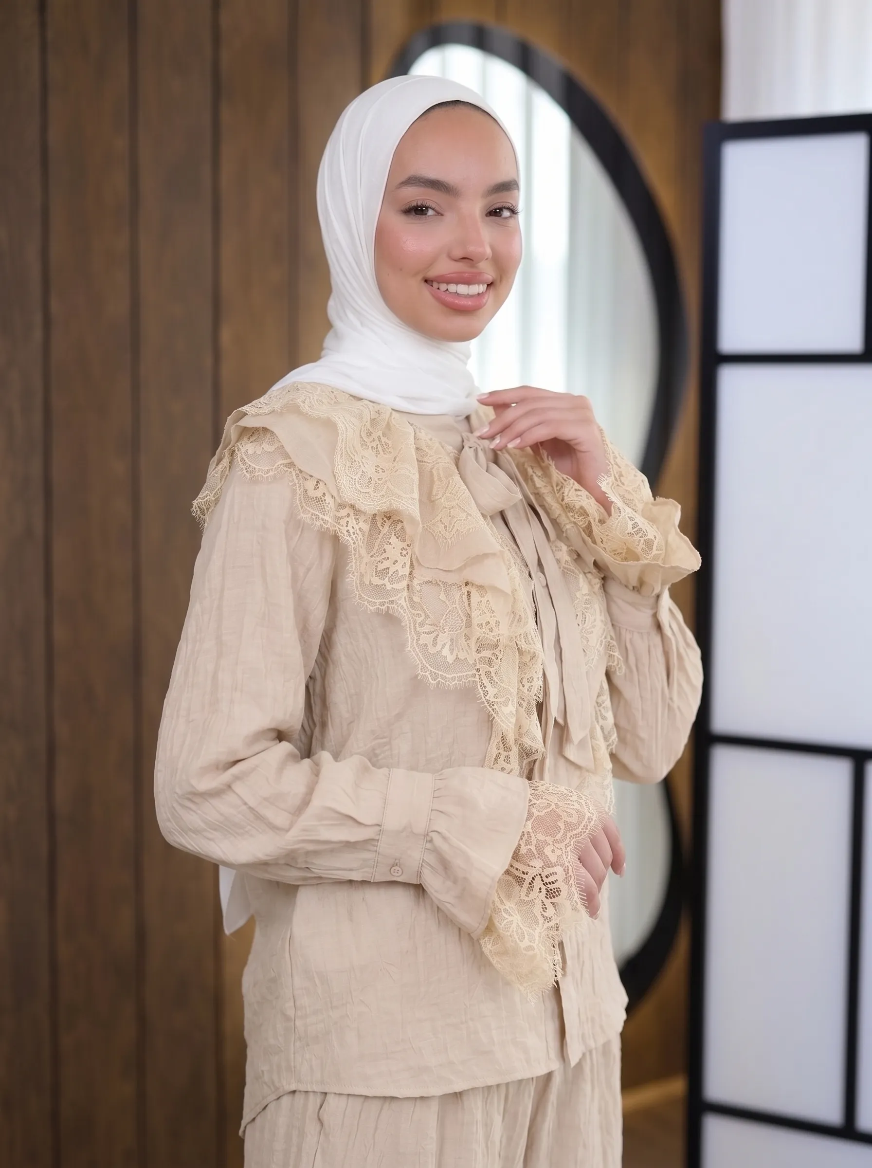 Classy Dentel Beige – buste - Céléria Classy Dentel beige – chemise à col jabot en dentelle, portée avec hijab