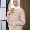 Classy Dentel beige – détail du jabot et des manches en dentelle