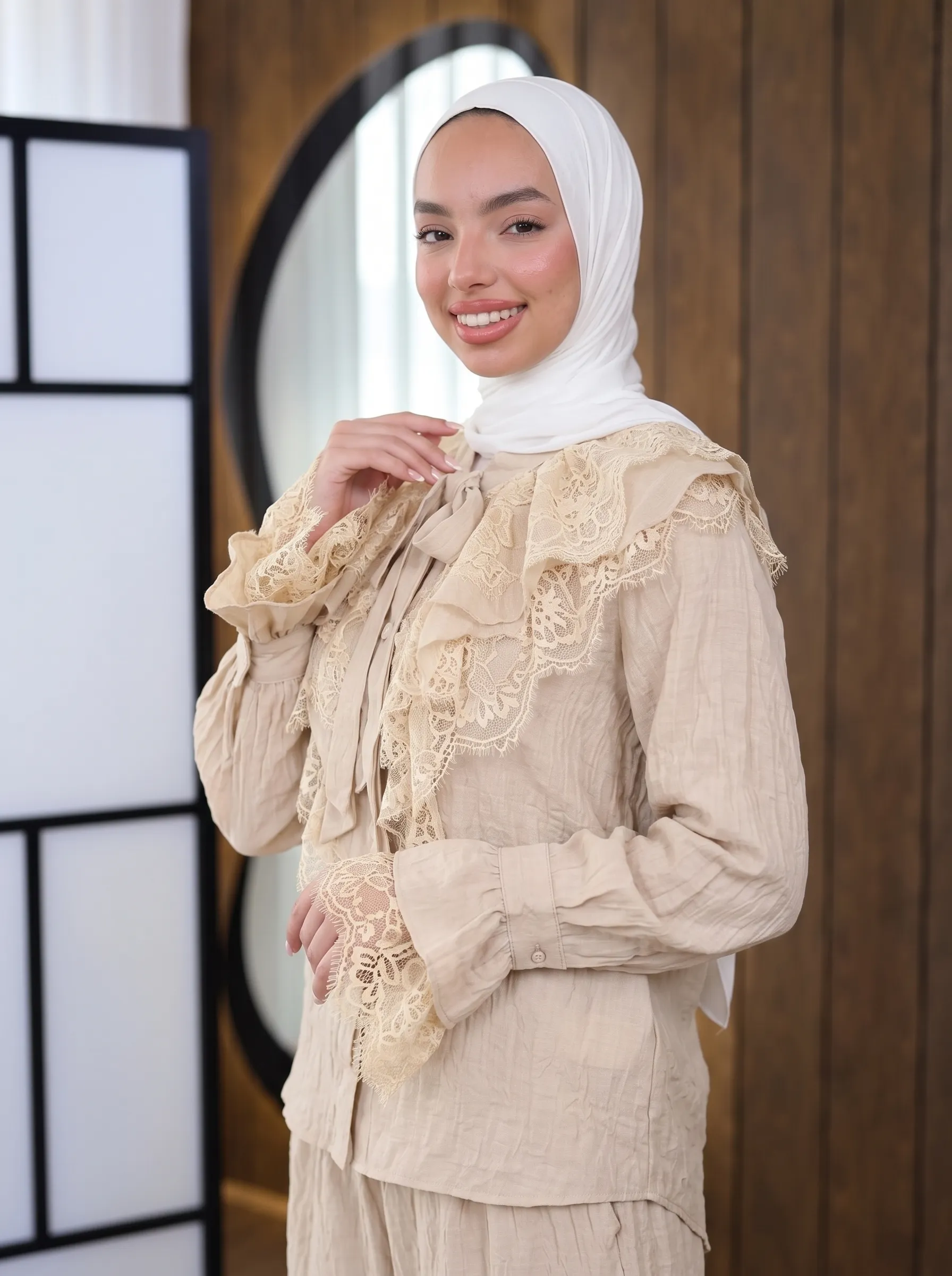 Classy Dentel Beige – detail jabot - Céléria Classy Dentel beige – détail du jabot et des manches en dentelle
