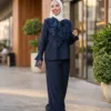 Classy Dentel bleu marine – tenue modeste élégante portée en ville