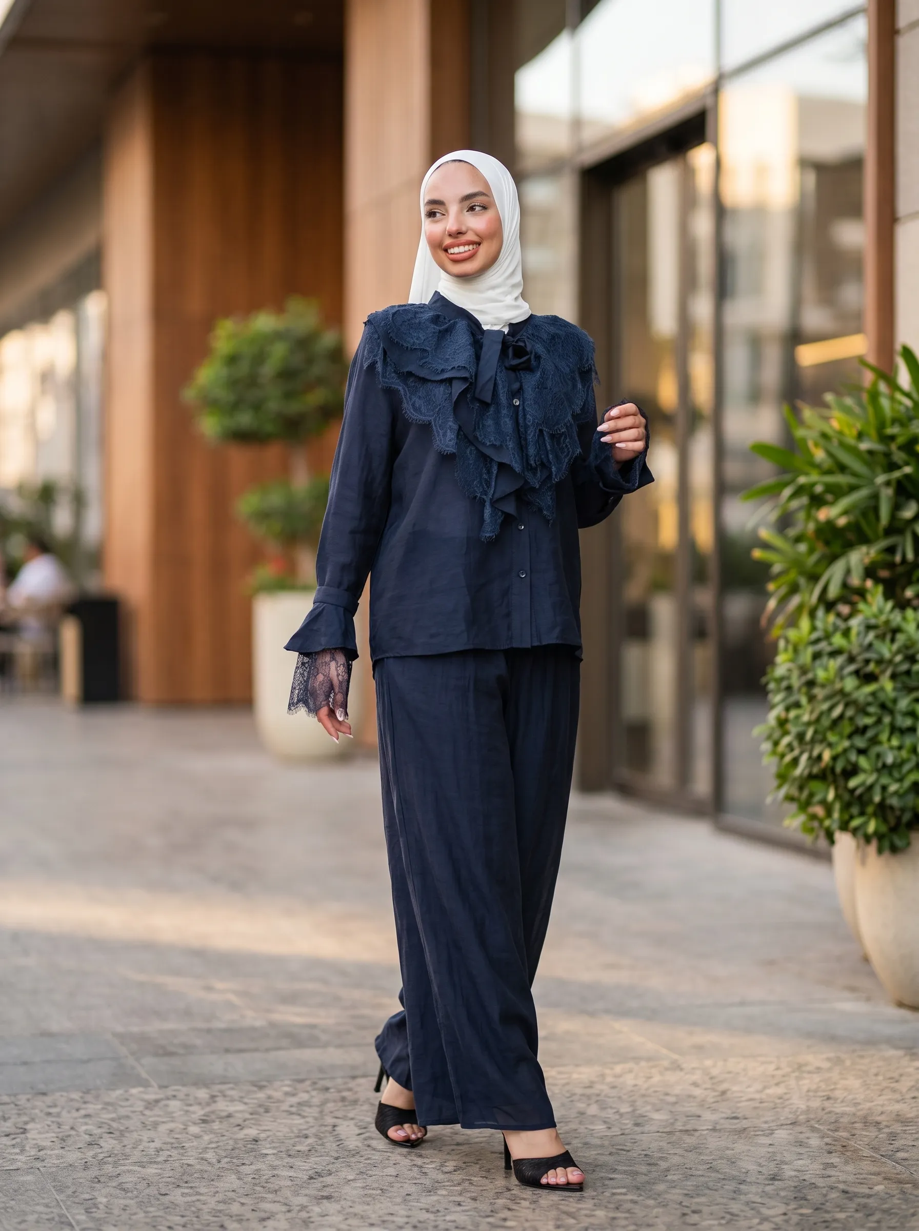 Classy Dentel Bleu marine – en ville - Céléria Classy Dentel bleu marine – tenue modeste élégante portée en ville