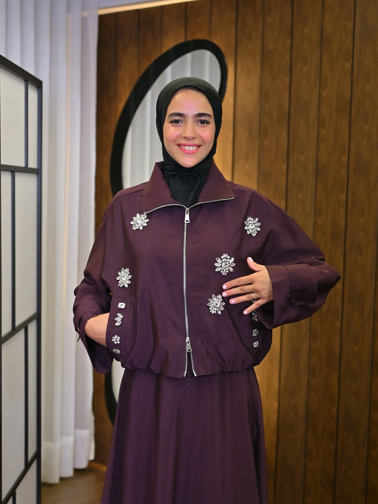 Dahlia Set Cerise noire – photo 01 - Céléria Dahlia Set couleur cerise noire porté par le mannequin, boutique CÉLÉRIA Casablanca