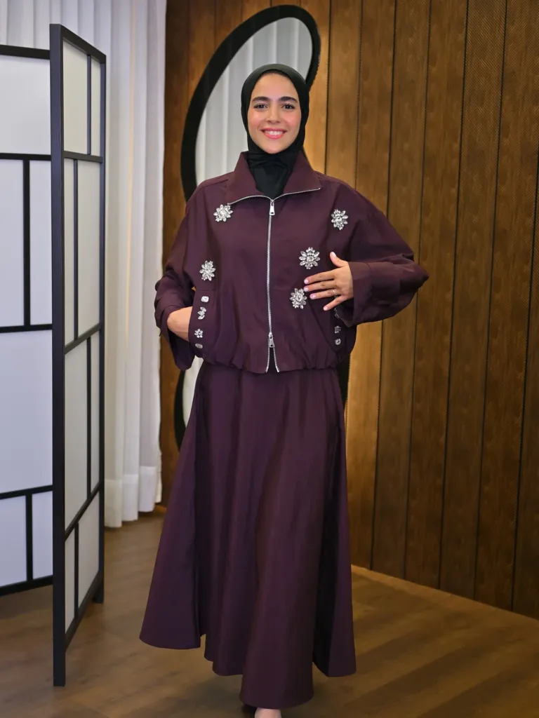 Femme voilée portant le Dahlia Set cerise noire