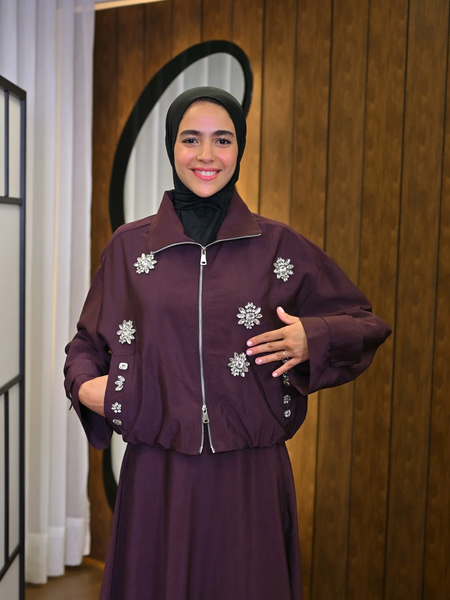 Dahlia Set Cerise noire – photo 03 - Céléria Dahlia Set couleur cerise noire porté par le mannequin, boutique CÉLÉRIA Casablanca