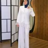 Dentelle Blazer couleur blanc porté par le mannequin, boutique CÉLÉRIA Casablanca