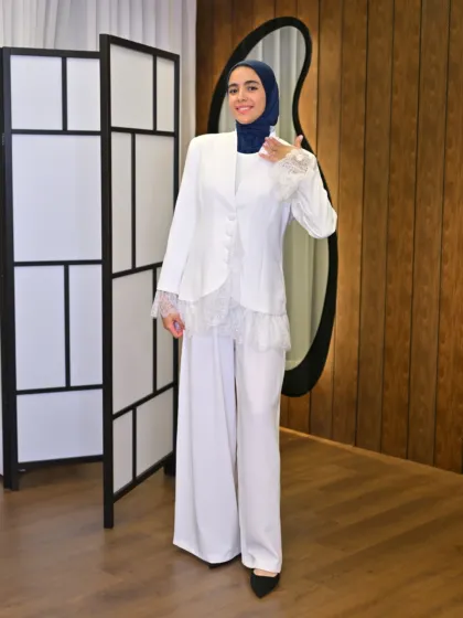 Dentelle Blazer couleur blanc porté par le mannequin, boutique CÉLÉRIA Casablanca