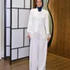 Dentelle Blazer couleur blanc porté par le mannequin, boutique CÉLÉRIA Casablanca