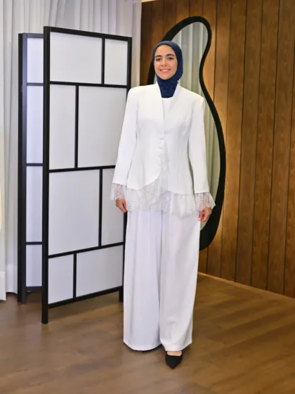 Dentelle Blazer couleur blanc porté par le mannequin, boutique CÉLÉRIA Casablanca