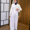 Dentelle Blazer couleur blanc porté par le mannequin, boutique CÉLÉRIA Casablanca