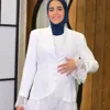 Dentelle Blazer couleur blanc porté par le mannequin, boutique CÉLÉRIA Casablanca