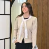 Élodie Tricot couleur beige porté par le mannequin, boutique CÉLÉRIA Casablanca
