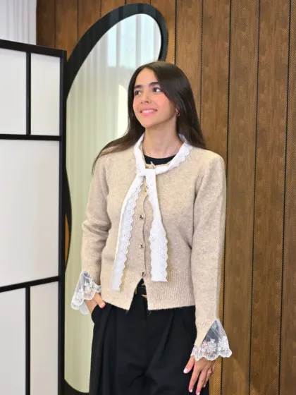 Élodie Tricot couleur beige porté par le mannequin, boutique CÉLÉRIA Casablanca