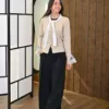 Élodie Tricot couleur beige porté par le mannequin, boutique CÉLÉRIA Casablanca