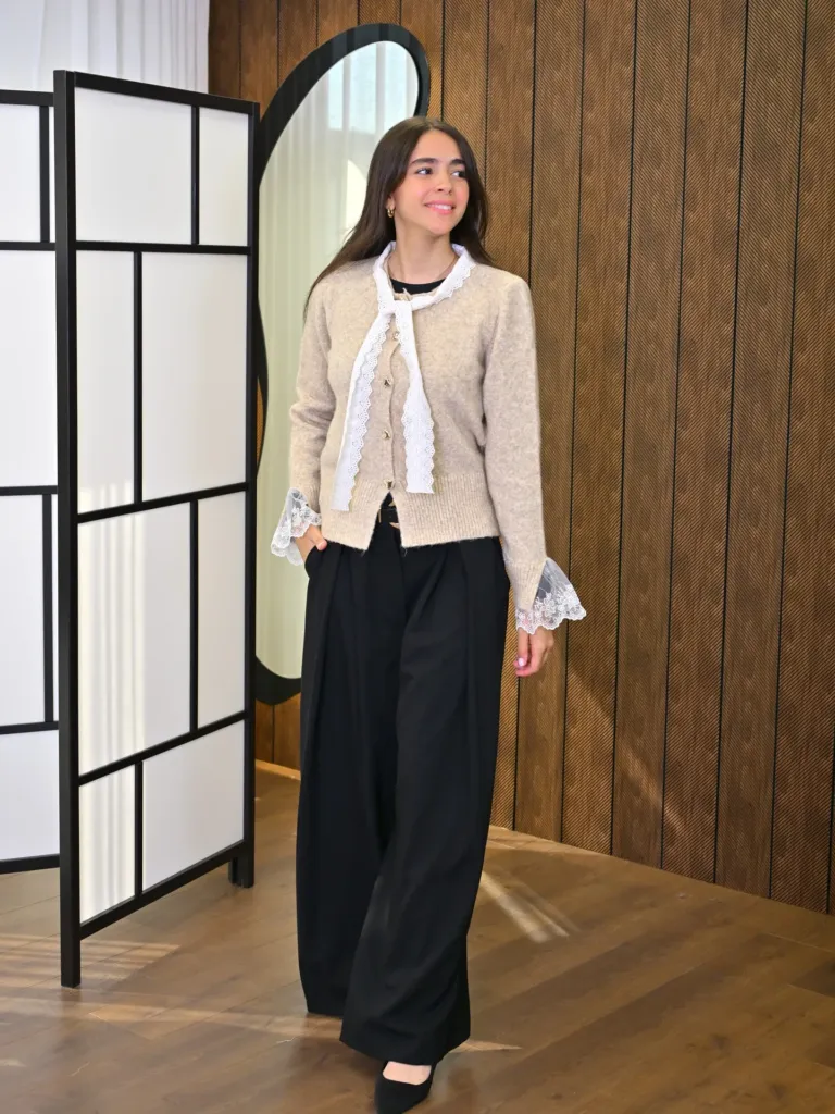 Femme portant le cardigan Élodie Tricot beige