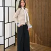 Élodie Tricot couleur beige porté par le mannequin, boutique CÉLÉRIA Casablanca