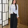 Élodie Tricot couleur gris porté par le mannequin, boutique CÉLÉRIA Casablanca