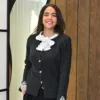 Élodie Tricot couleur gris noir porté par le mannequin, boutique CÉLÉRIA Casablanca