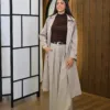 Elora Trench couleur ivoire porté par le mannequin, boutique CÉLÉRIA Casablanca