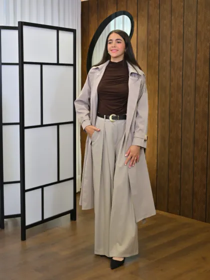 Elora Trench couleur ivoire porté par le mannequin, boutique CÉLÉRIA Casablanca