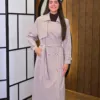 Elora Trench couleur ivoire porté par le mannequin, boutique CÉLÉRIA Casablanca