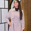 Elora Trench couleur ivoire porté par le mannequin, boutique CÉLÉRIA Casablanca