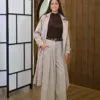 Elora Trench couleur ivoire porté par le mannequin, boutique CÉLÉRIA Casablanca