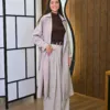 Elora Trench couleur ivoire porté par le mannequin, boutique CÉLÉRIA Casablanca
