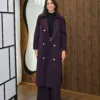 Elora Trench couleur cerise foncée porté par le mannequin, boutique CÉLÉRIA Casablanca