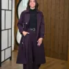 Elora Trench couleur cerise foncée porté par le mannequin, boutique CÉLÉRIA Casablanca