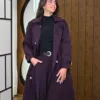 Elora Trench couleur cerise foncée porté par le mannequin, boutique CÉLÉRIA Casablanca