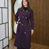 Elora Trench couleur cerise foncée porté par le mannequin, boutique CÉLÉRIA Casablanca