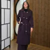 Elora Trench couleur cerise foncée porté par le mannequin, boutique CÉLÉRIA Casablanca