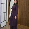 Elora Trench couleur cerise foncée porté par le mannequin, boutique CÉLÉRIA Casablanca
