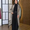 Elora Trench couleur taupe porté par le mannequin, boutique CÉLÉRIA Casablanca